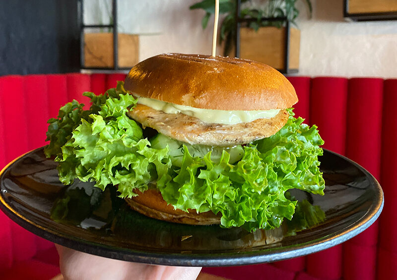 Chicken burger - Restauracja Atmosfera, zamów na dosyta.pl